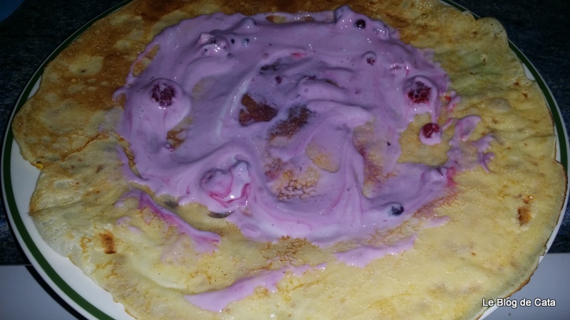 Clatite cu crema de brânză și fructe de pădure