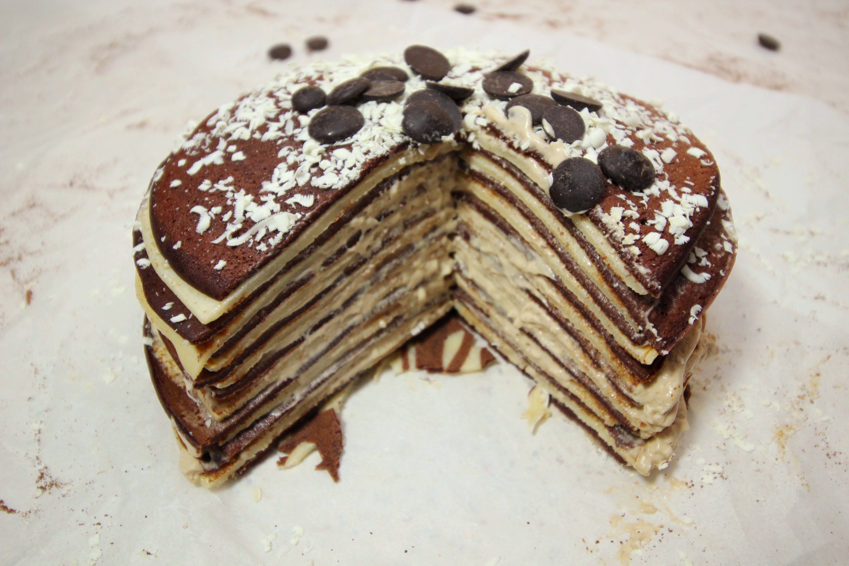 Tort de clatite alb-negru cu crema de cafea