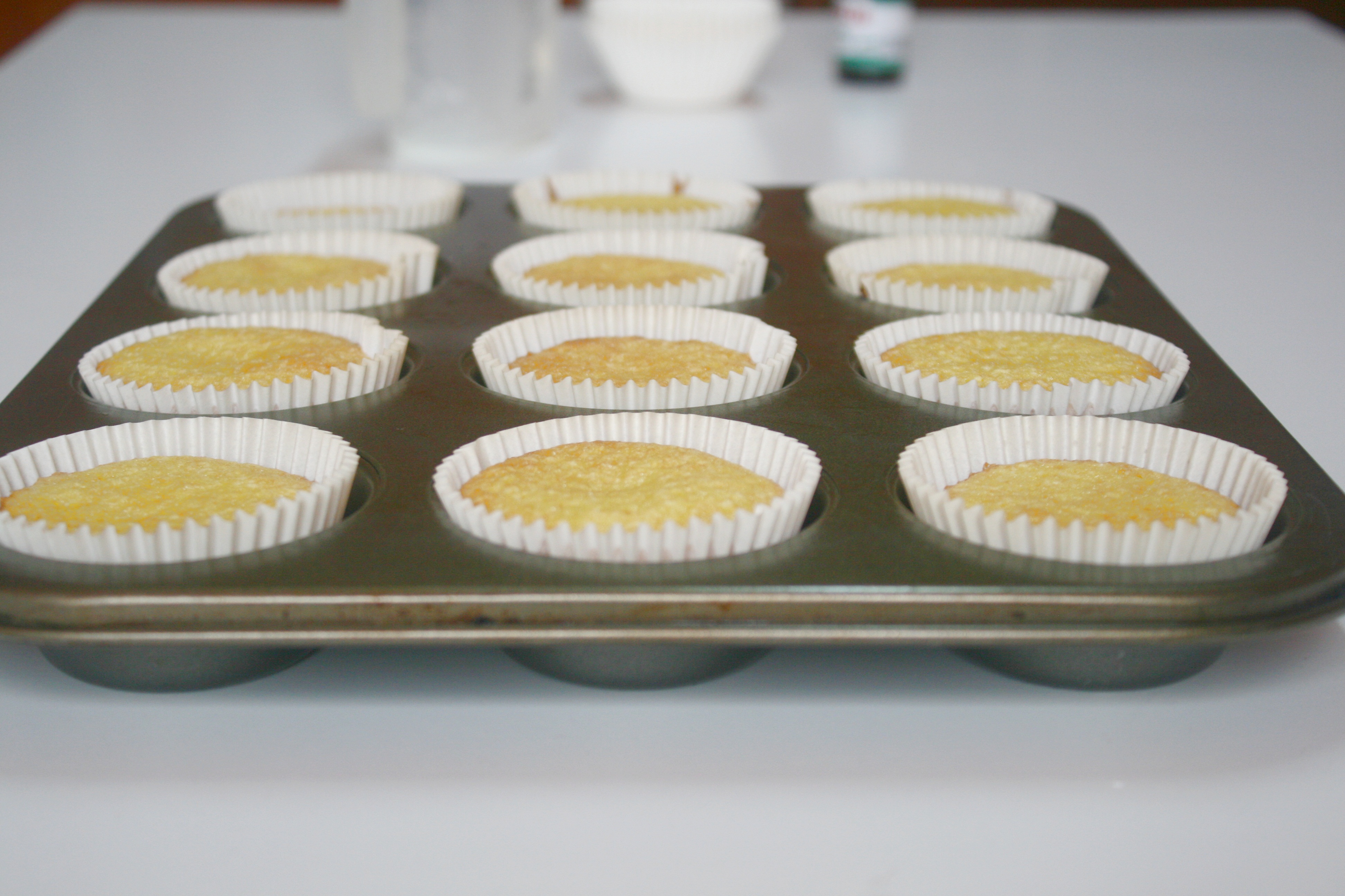 Cupcakes cu crema de unt si bezea elvetiana