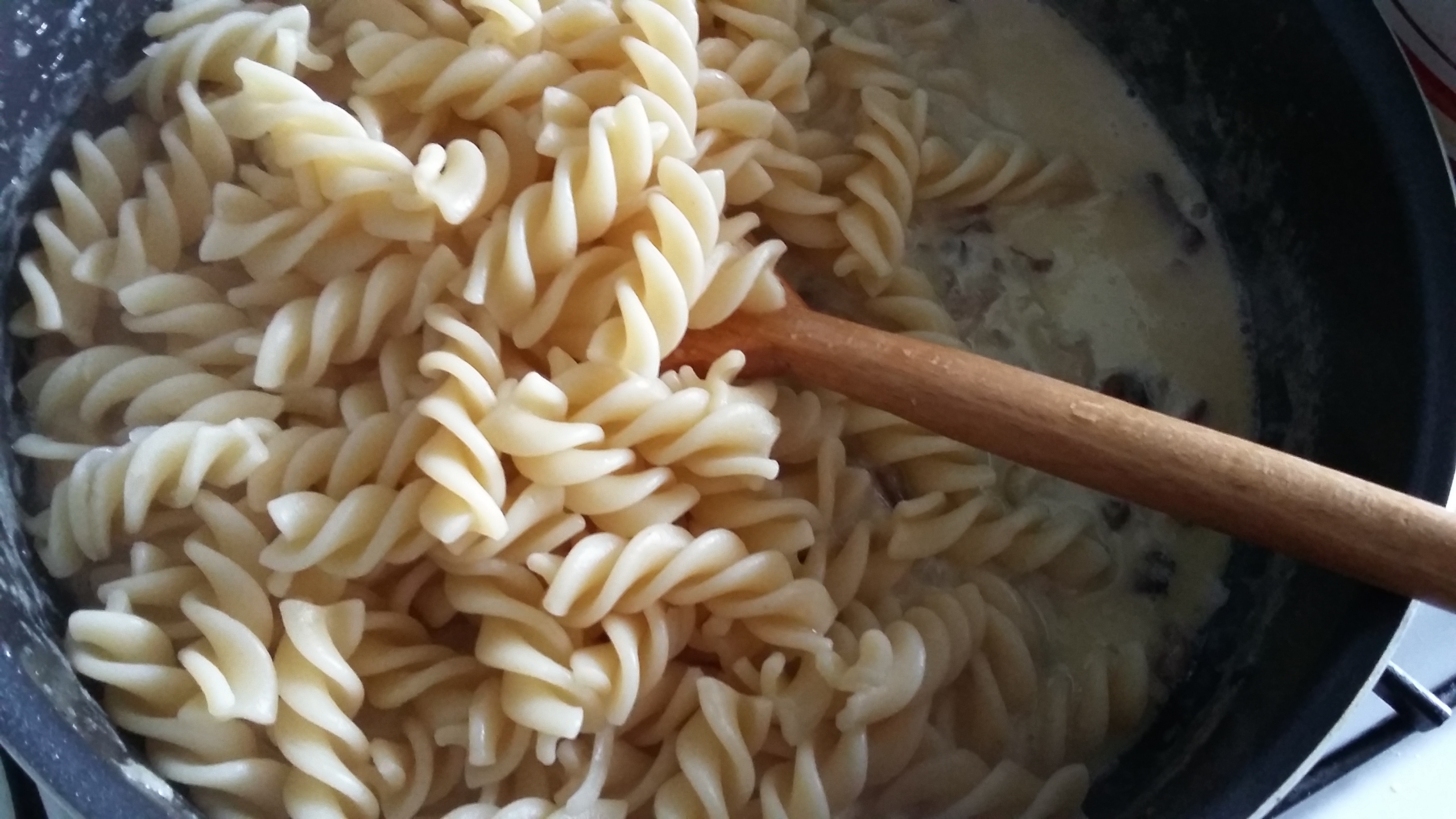 Fusilli cu ciuperci, usturoi si branza