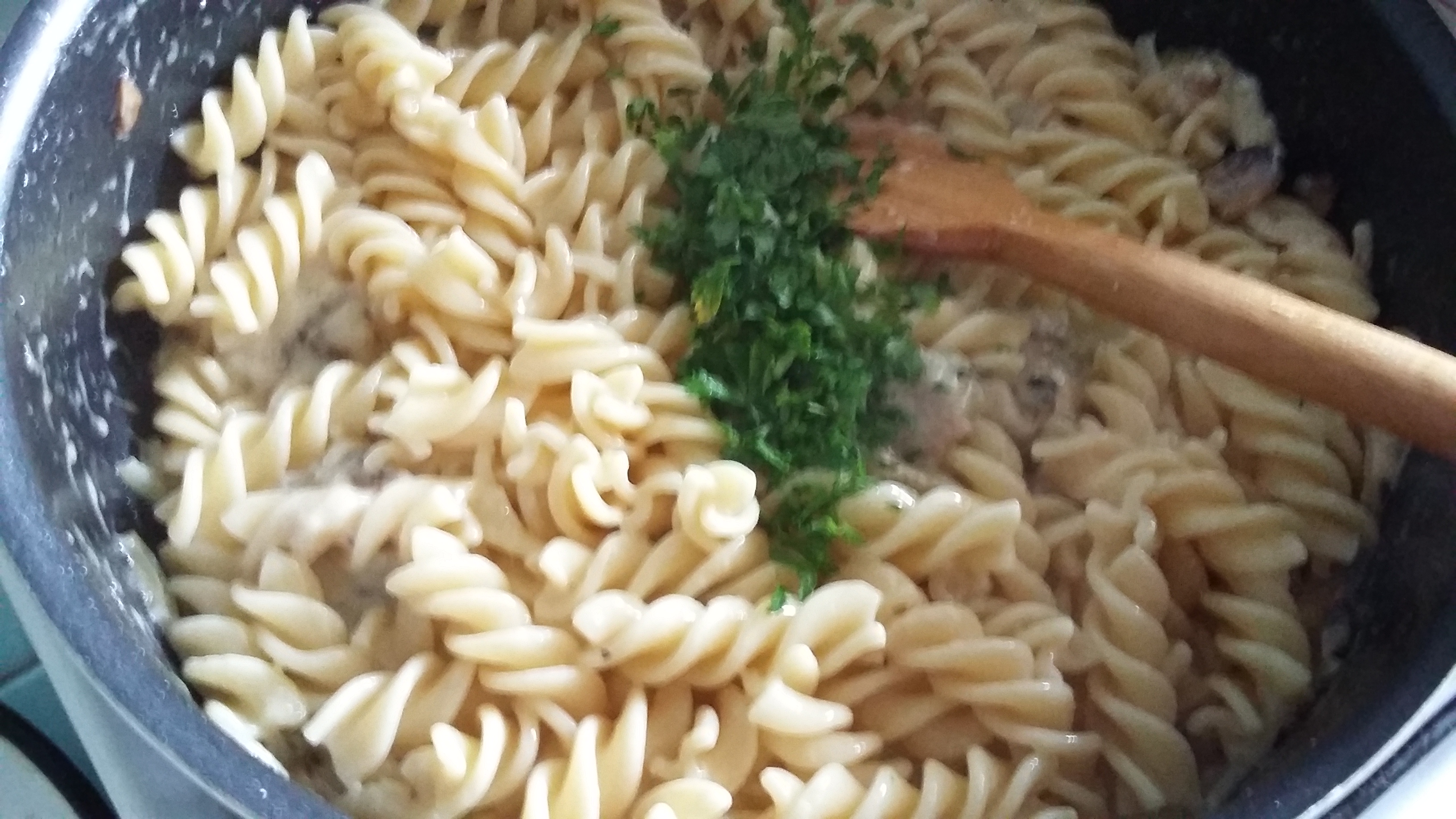 Fusilli cu ciuperci, usturoi si branza