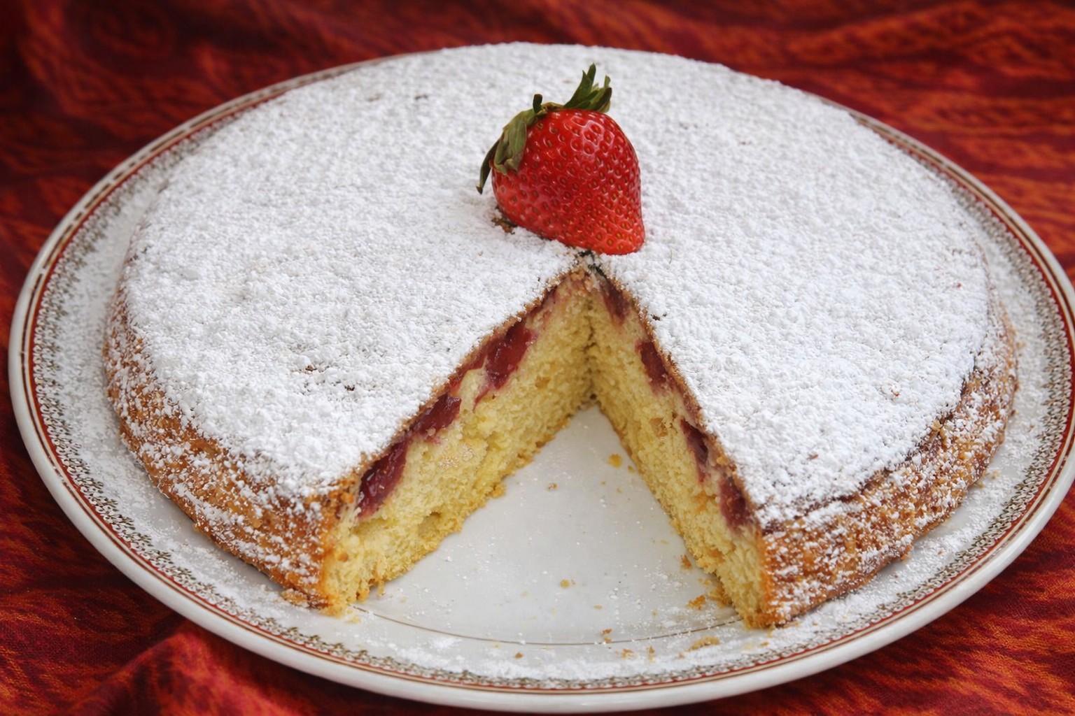 Prajitura rasturnata cu capsuni si biscuiti - Reteta delicioasa cu fructe