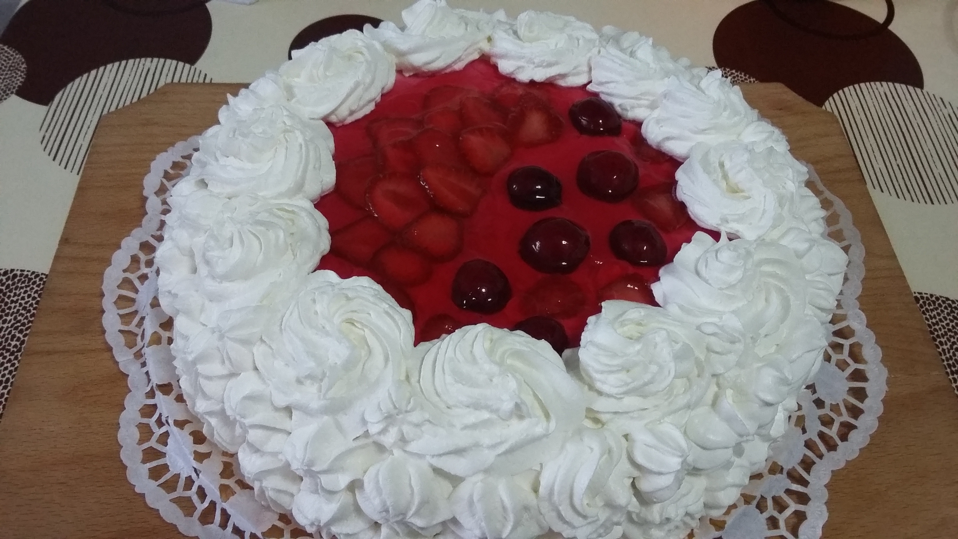 Tort cu crema de iaurt, cirese si capsuni