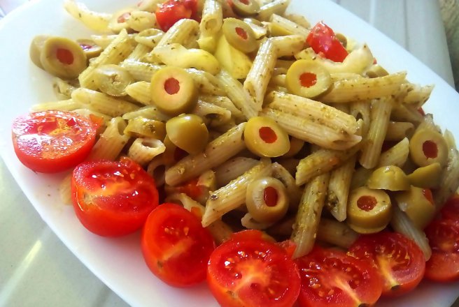 Salata de penne cu sos pesto