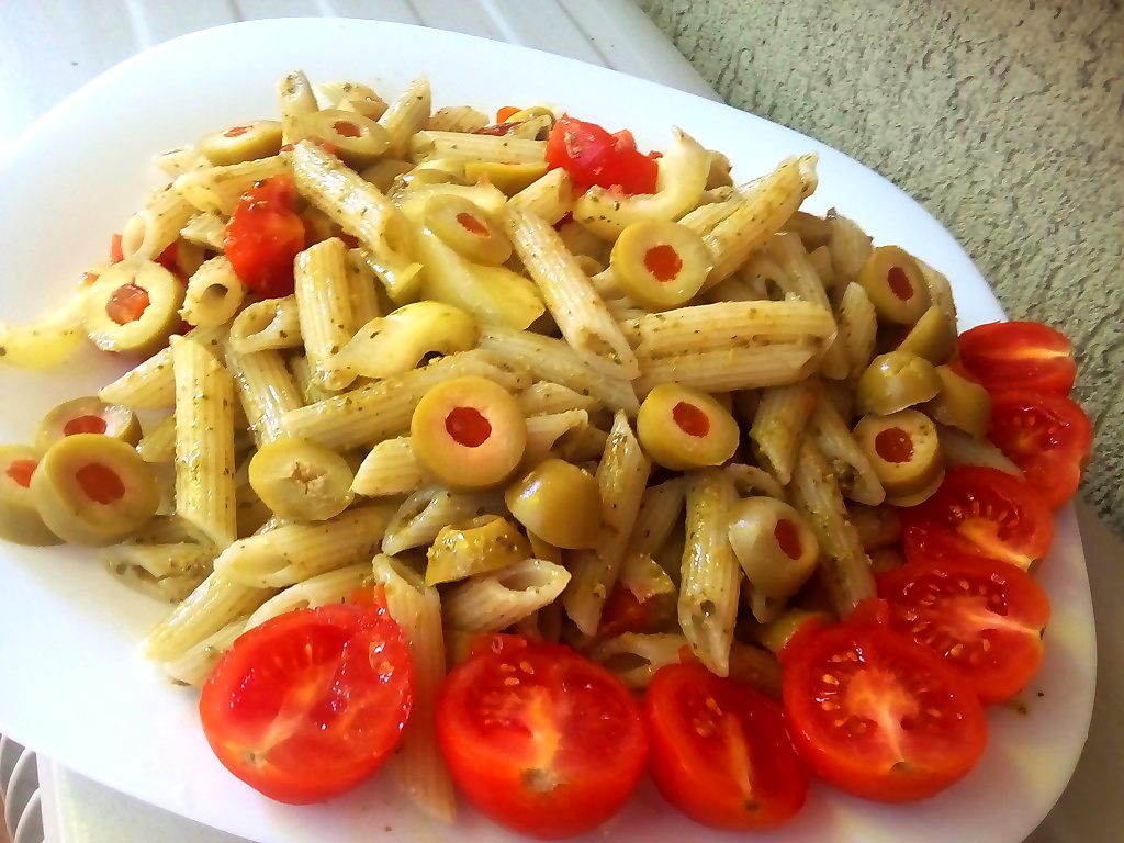 Salata de penne cu sos pesto