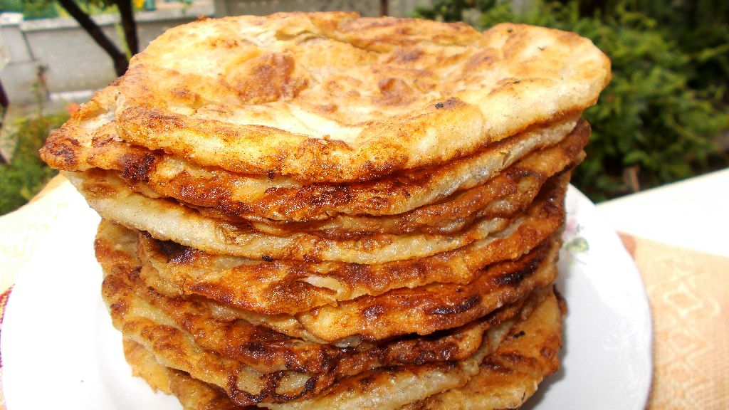 Foietaj de casa cu unt si ricotta la tigaie