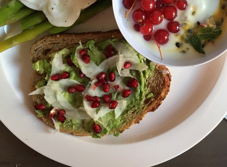 Toast cu avocado, fenicul si seminte de rodie