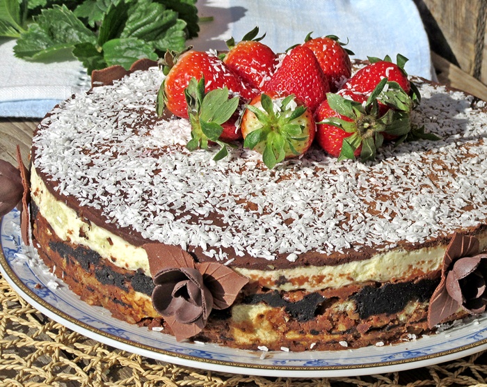 Tort cu blat de biscuiti, crema de ciocolata alba si glazura de ciocolata neagra