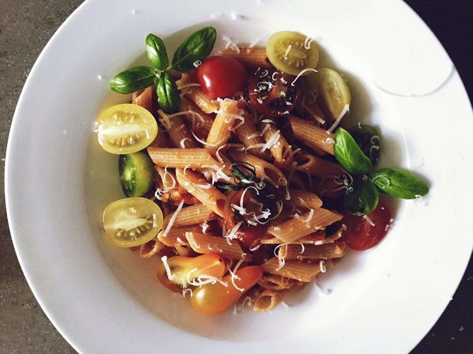 Penne in sos de Parmezan si rosii proaspete