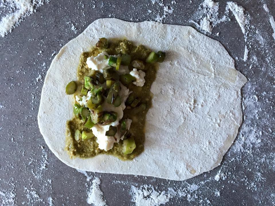 Placinte la tigaie cu sparanghel, ricotta si pesto