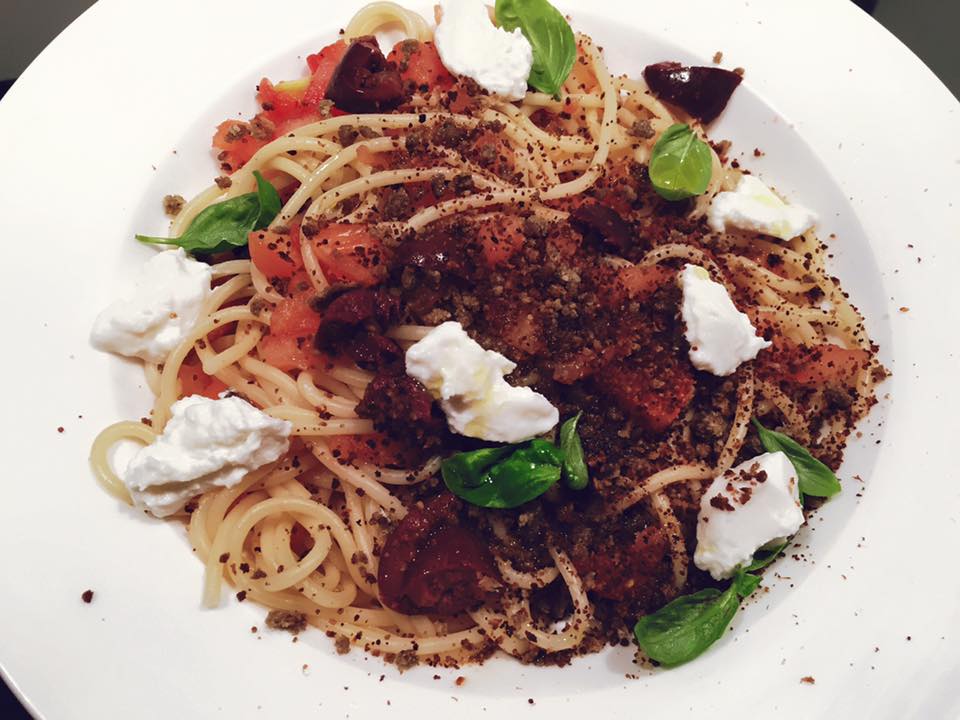 Spaghete cu dressing de rosii si masline si pesmet aromatizat cu sardine