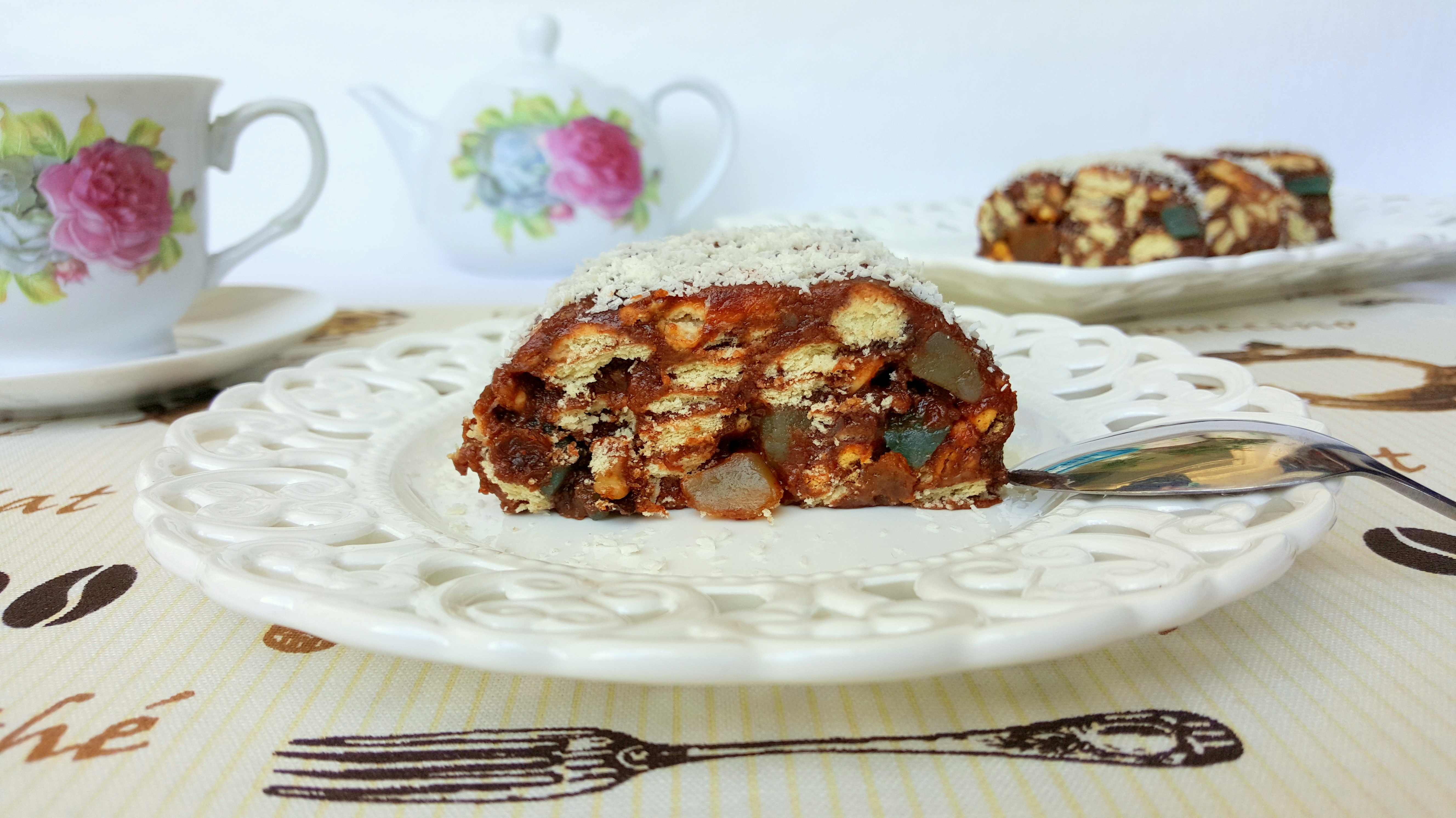 Salam de biscuiţi, reţetă cu stafide si nuci