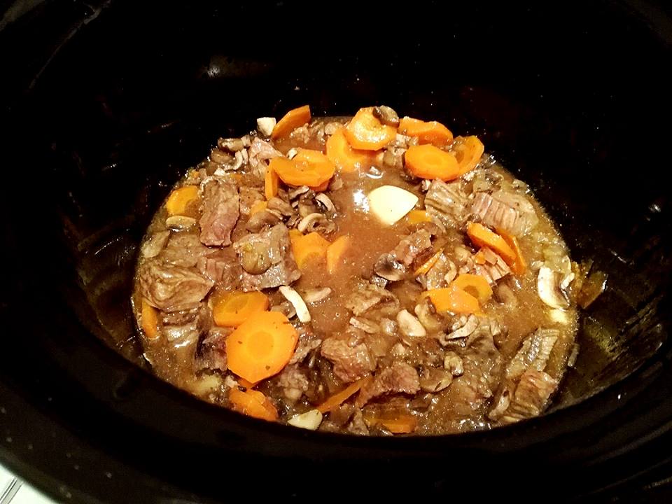 Carne de vita cu legume la slow cooker Crock-Pot