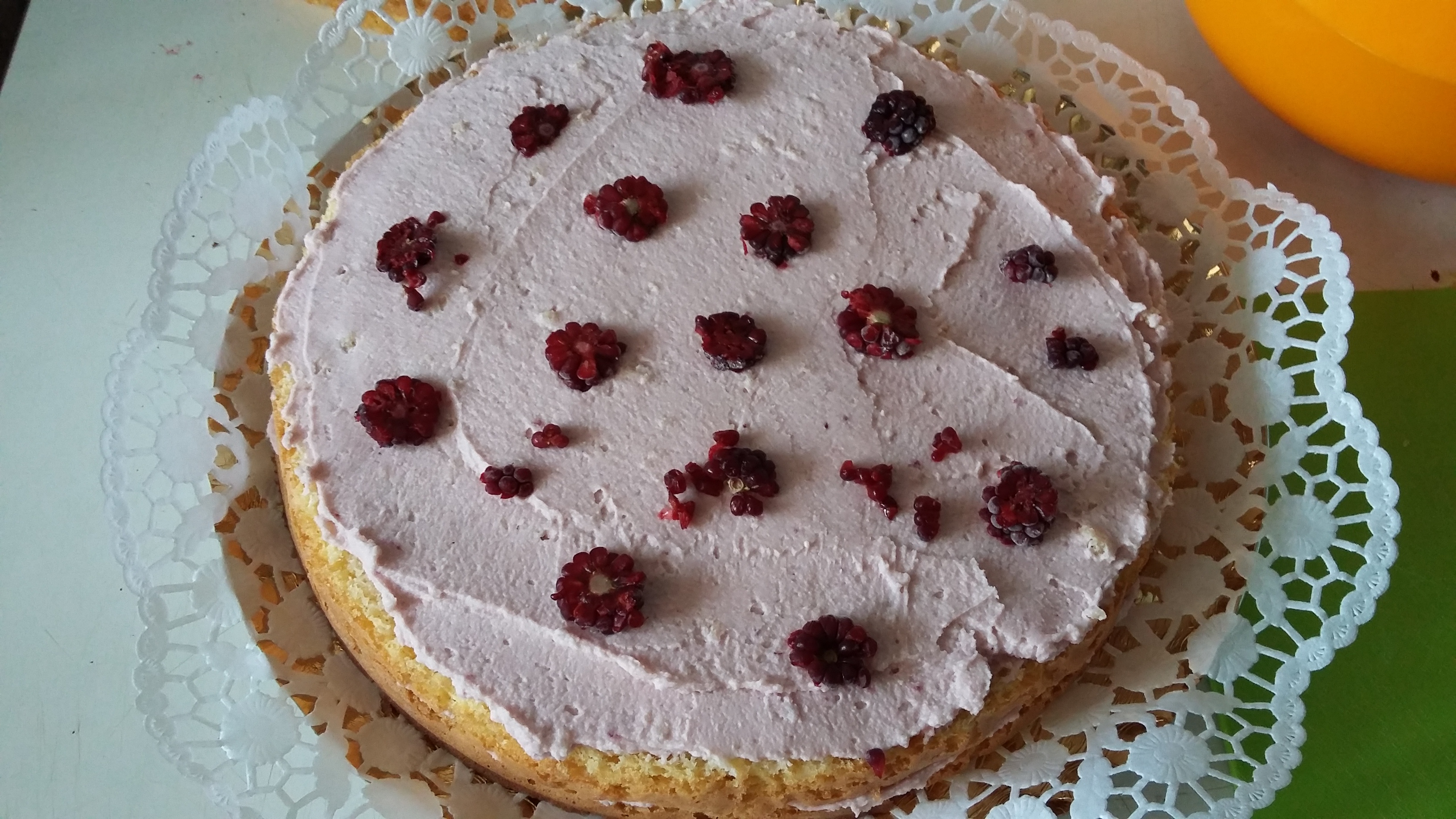 Tort cu crema de unt, mascarpone si mure