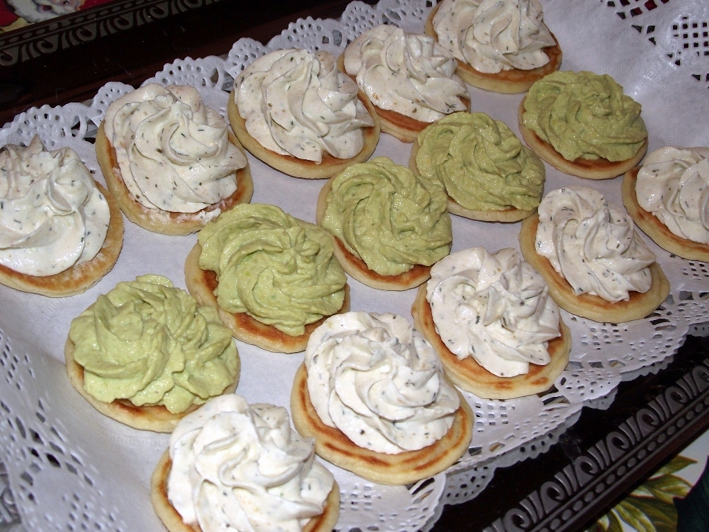 Aperitiv cu pasta de avocado si somon afumat