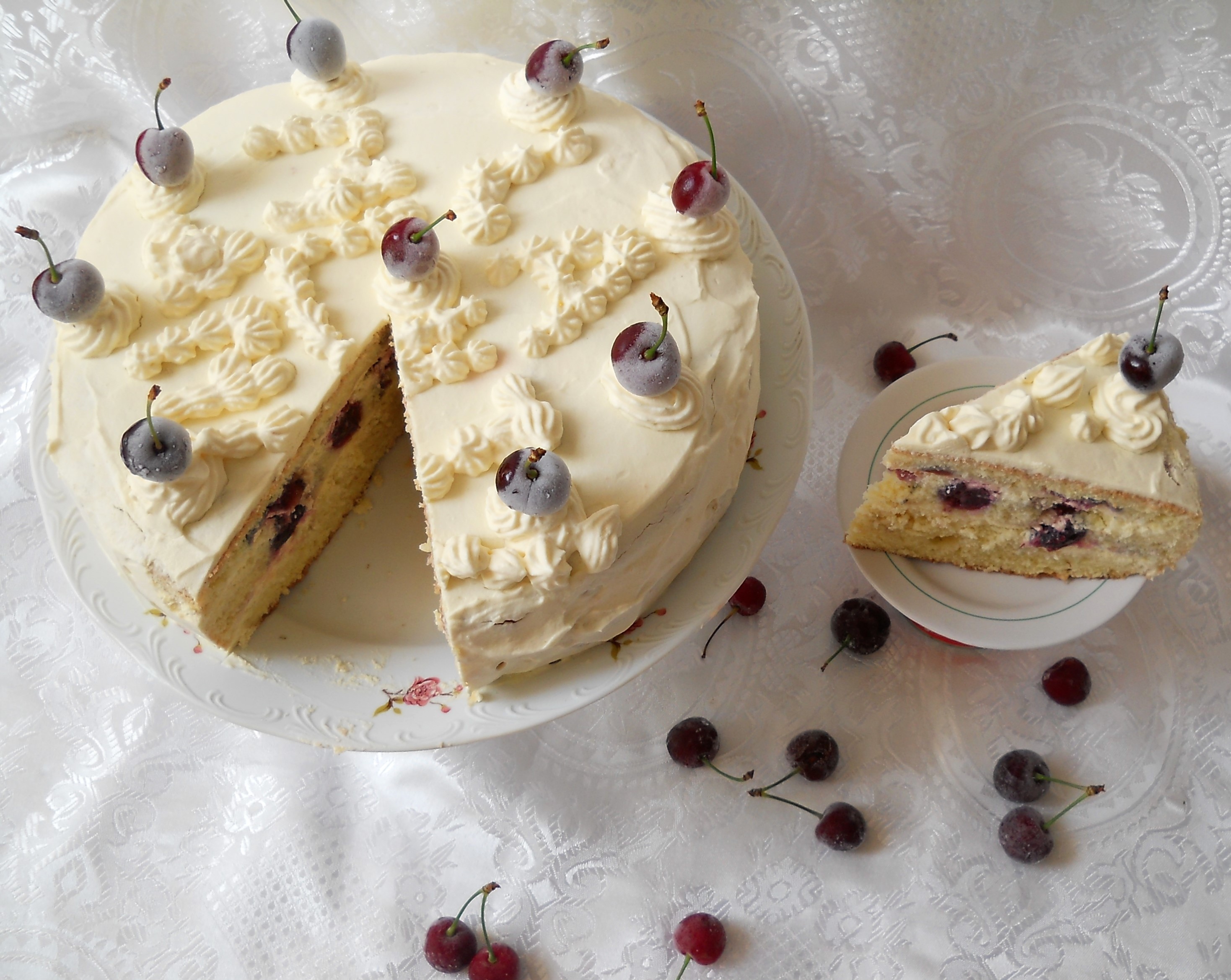 Tort cu cirese si crema de ciocolata alba