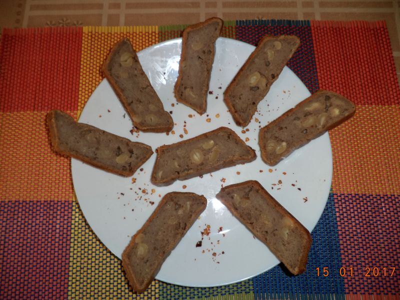 Chec cu banane, arahide si fulgi de chili