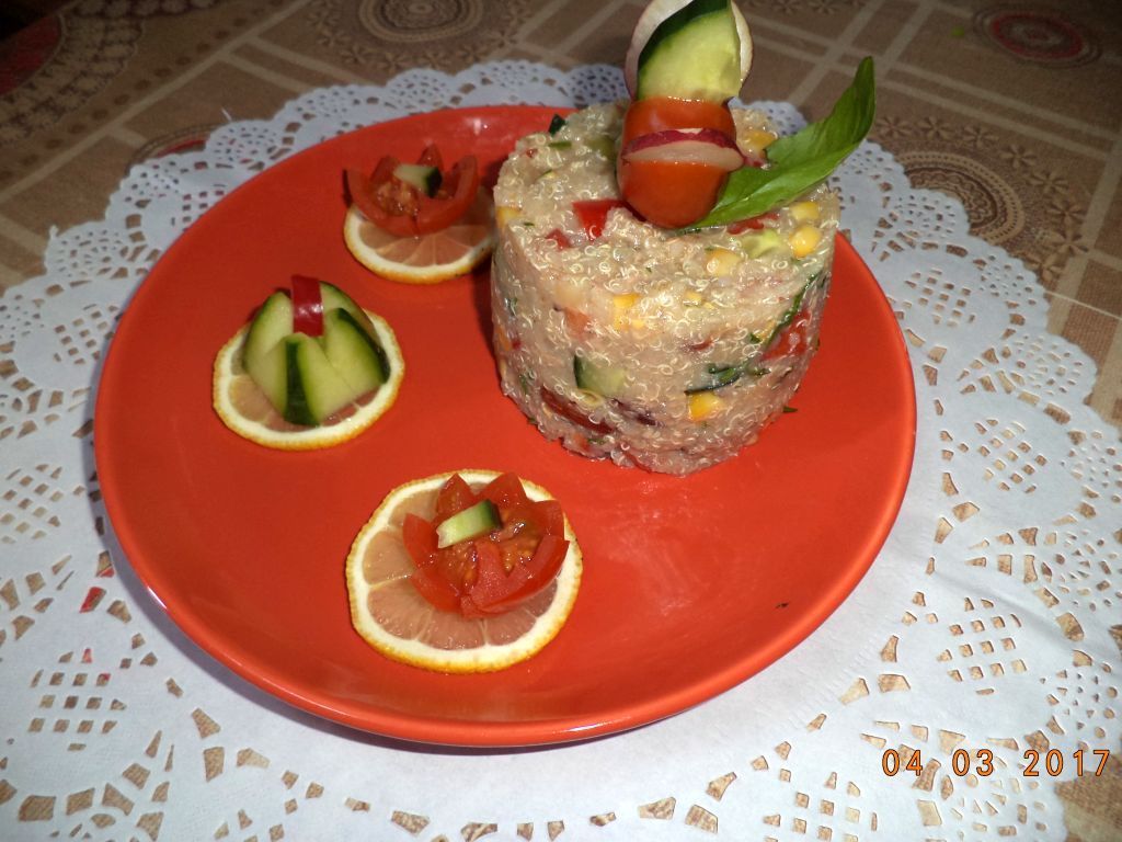 Salata cu quinoa, ton si migdale