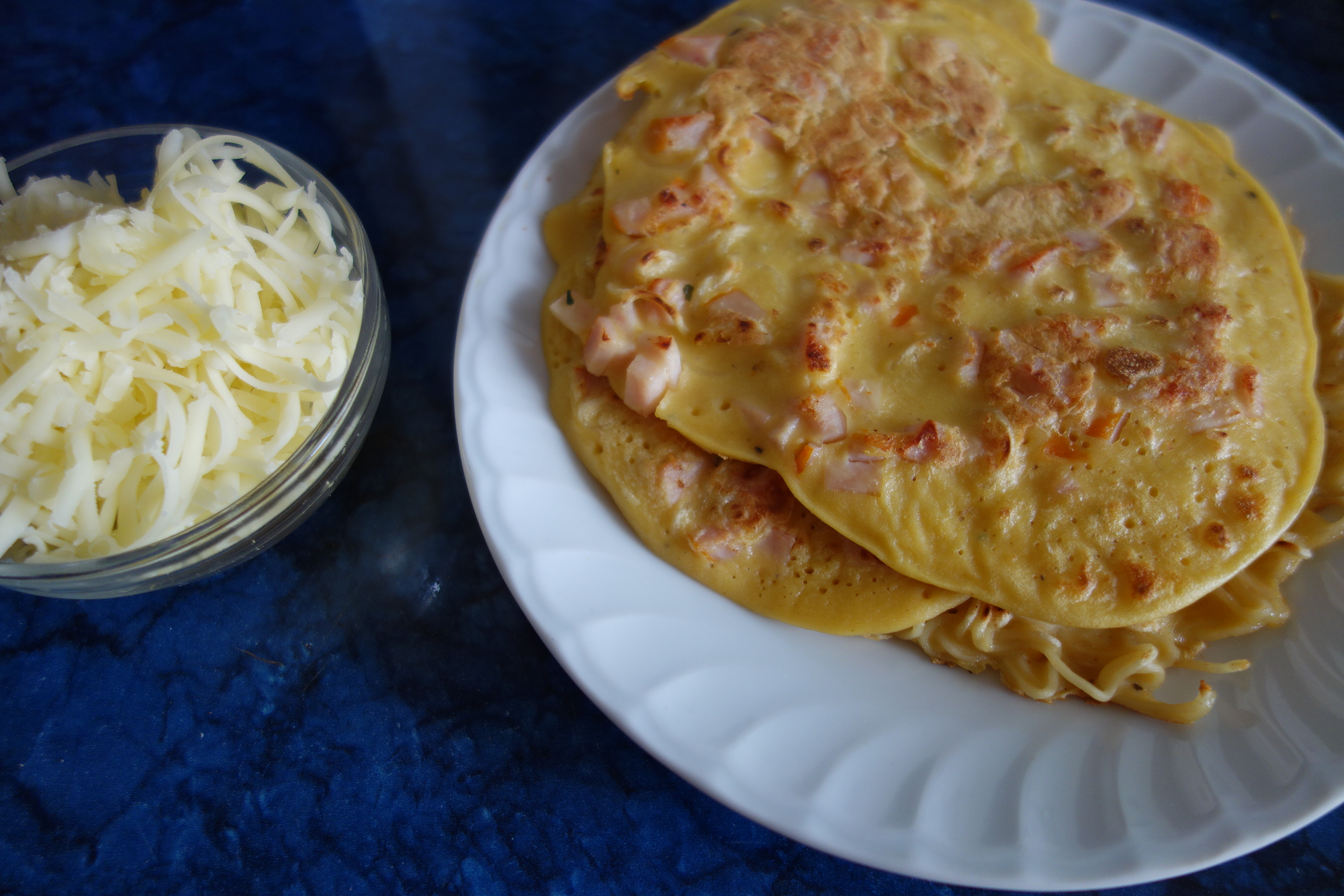 Aperitiv pancakes de fidea cu pui si fondue de branza