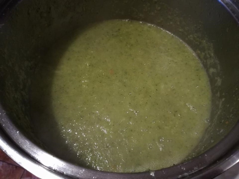 Supa crema de broccoli cu chips de parmezan