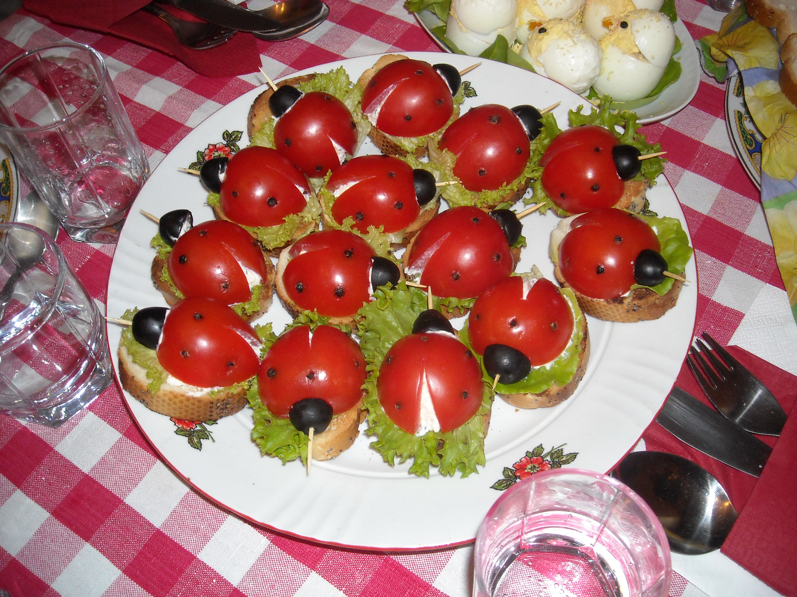 Aperitiv buburuze umplute