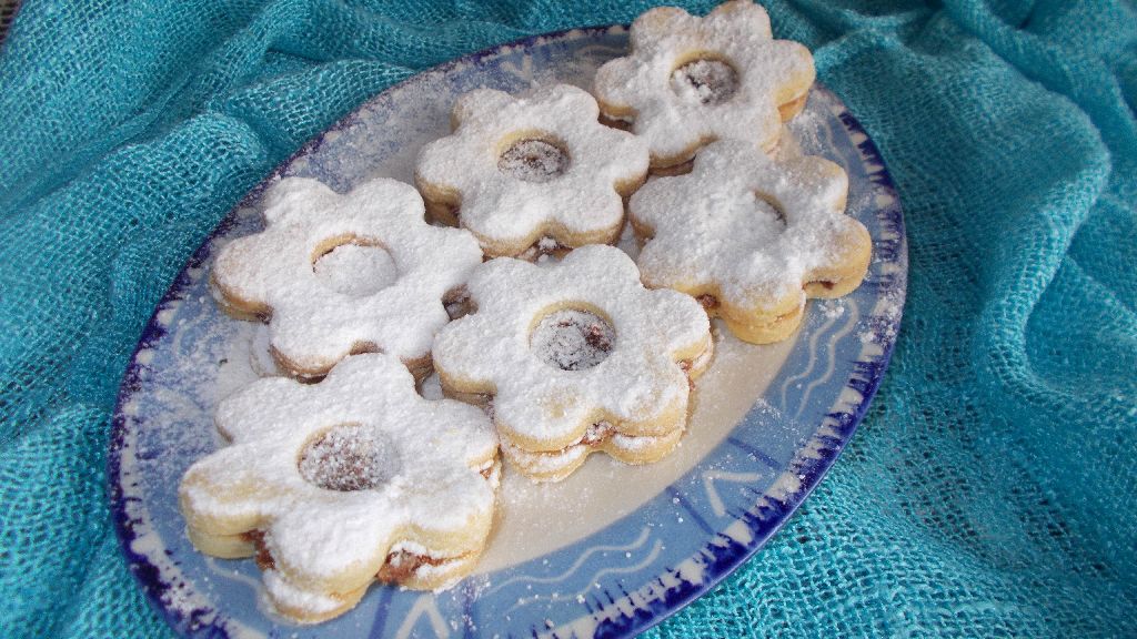 Desert floricele umplute cu pasta de macese si nuca de cocos