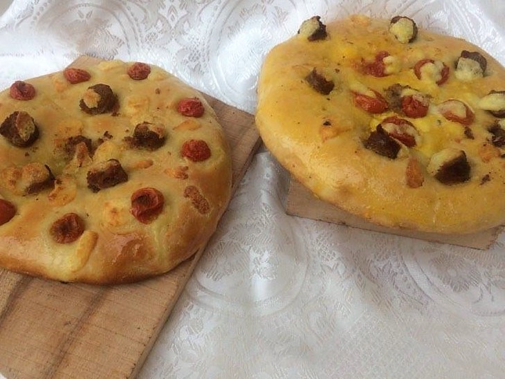 Aperitiv focaccia cu carnati