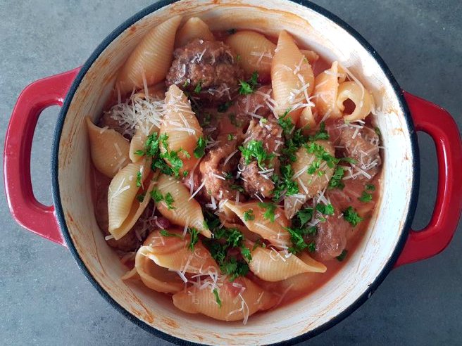 Conchiglioni con polpettine di carne e fagioli (Paste cu chiftele si fasole)