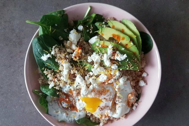 Quinoa cu ou prajit, avocado, spanac si sos de unt picant