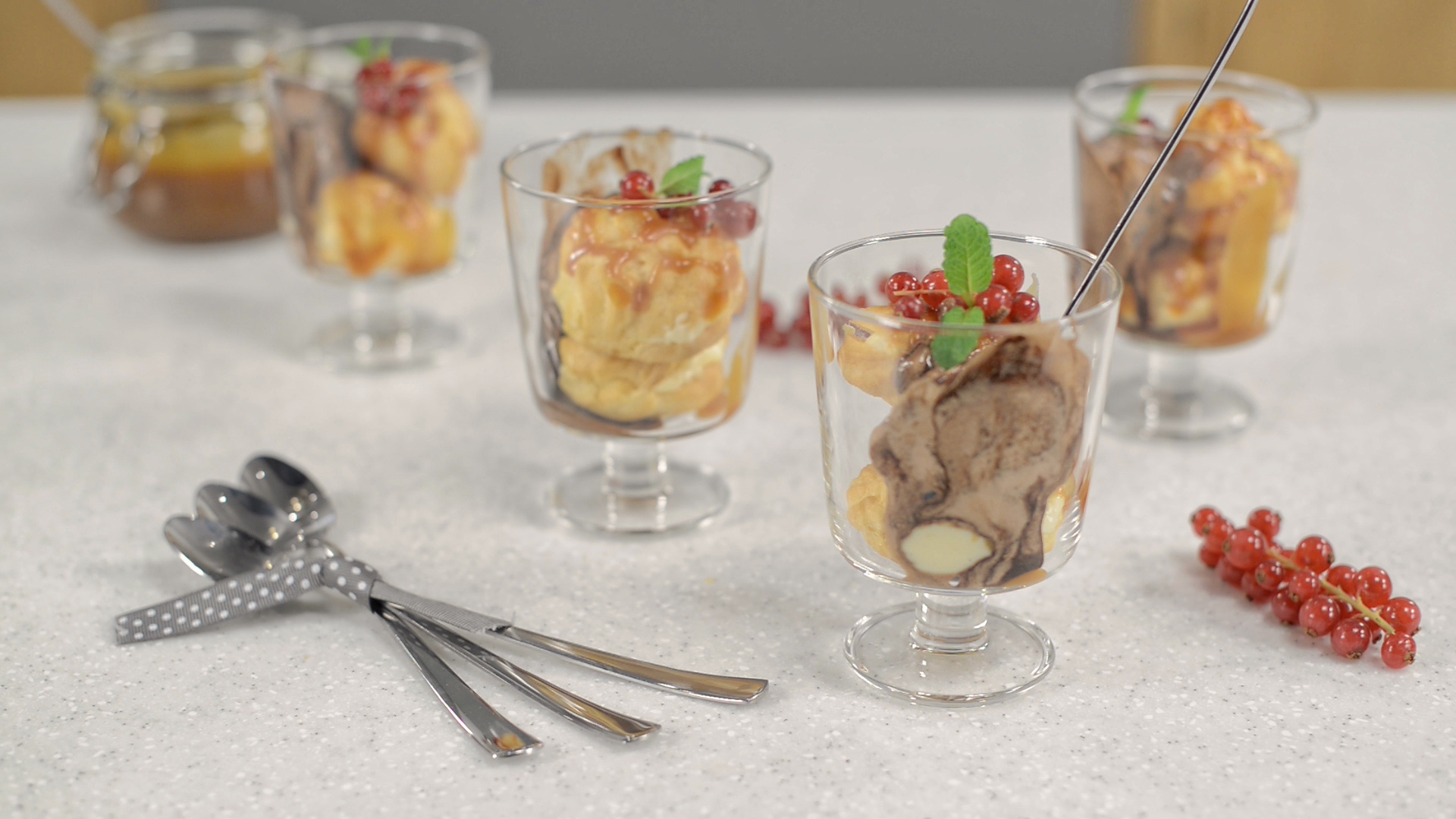 Desert profiterol cu crema de vanilie si sos caramel