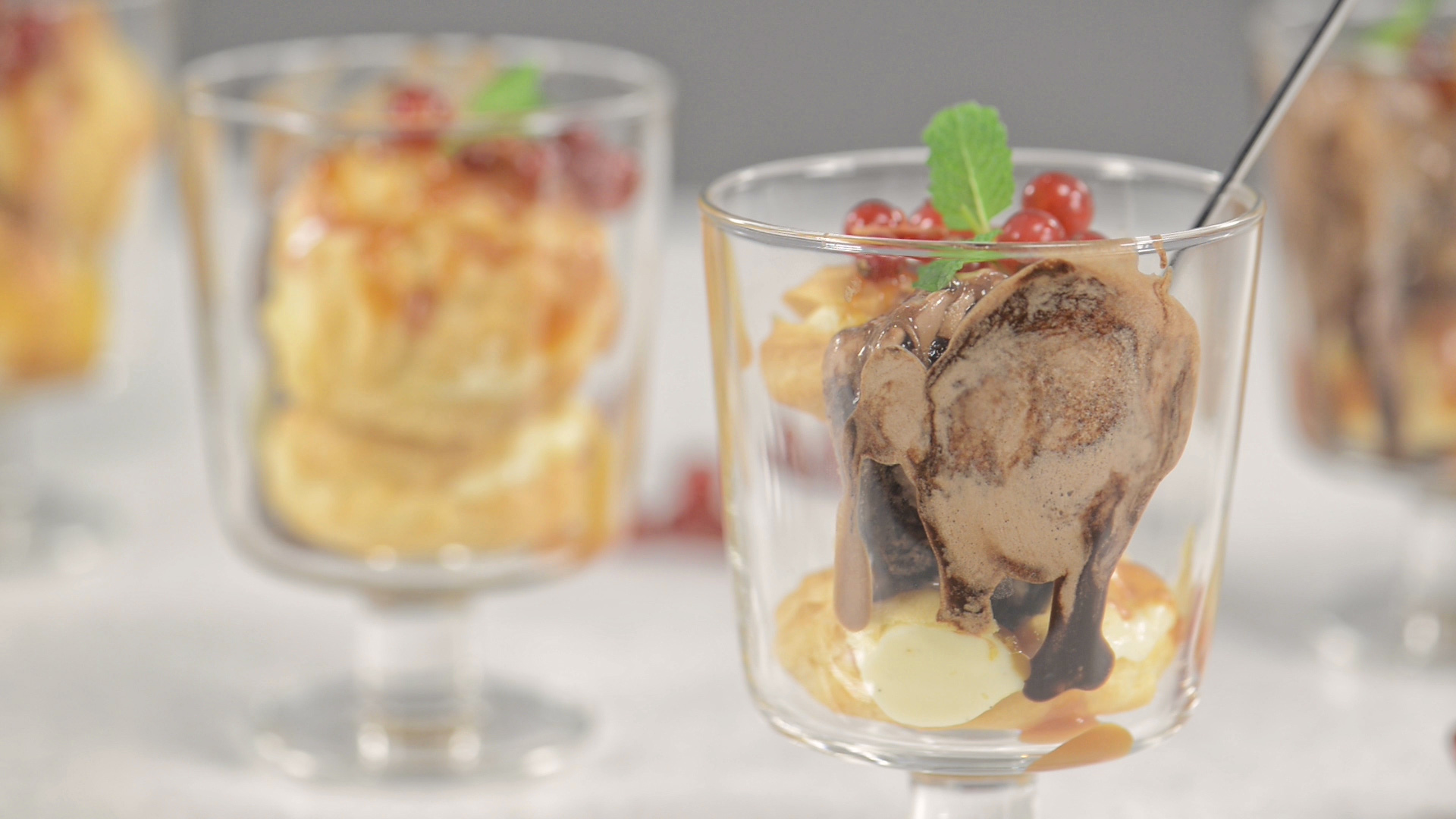 Desert profiterol cu crema de vanilie si sos caramel