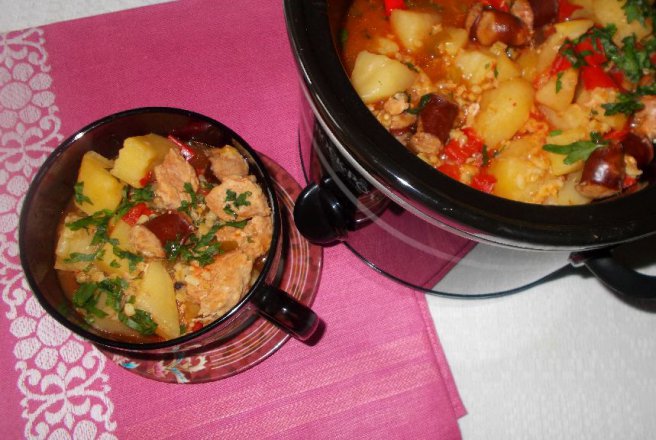 Gulas de porc la slow cooker Crock-Pot