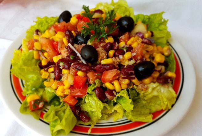 Salata mexicana pe pat de salata verde