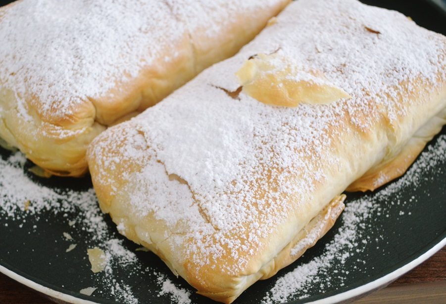 Desert bougatsa – placinta cu crema de vanilie