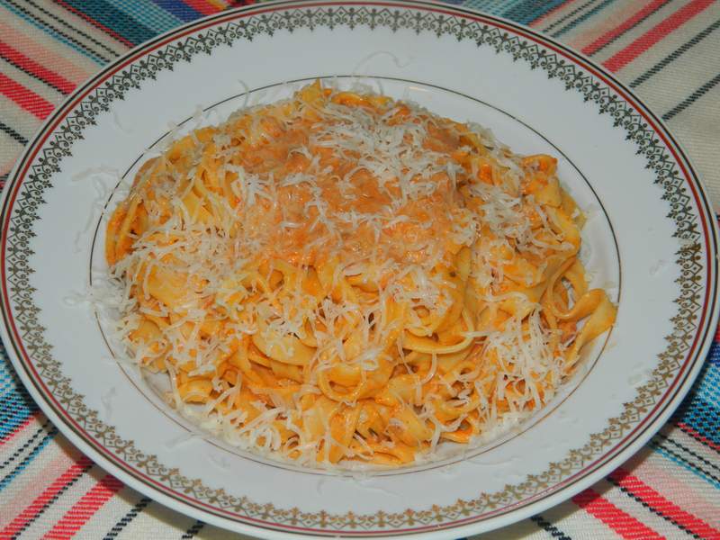 Tagliatelle cu sos bolognese