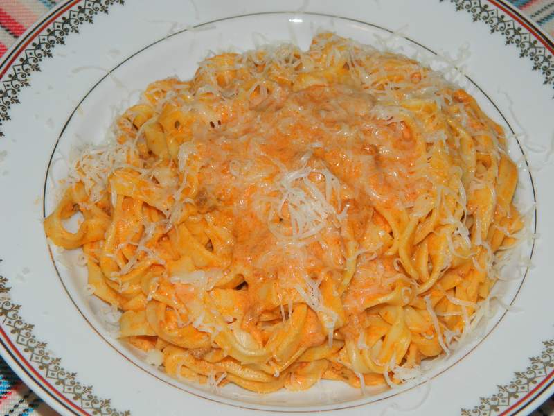 Tagliatelle cu sos bolognese