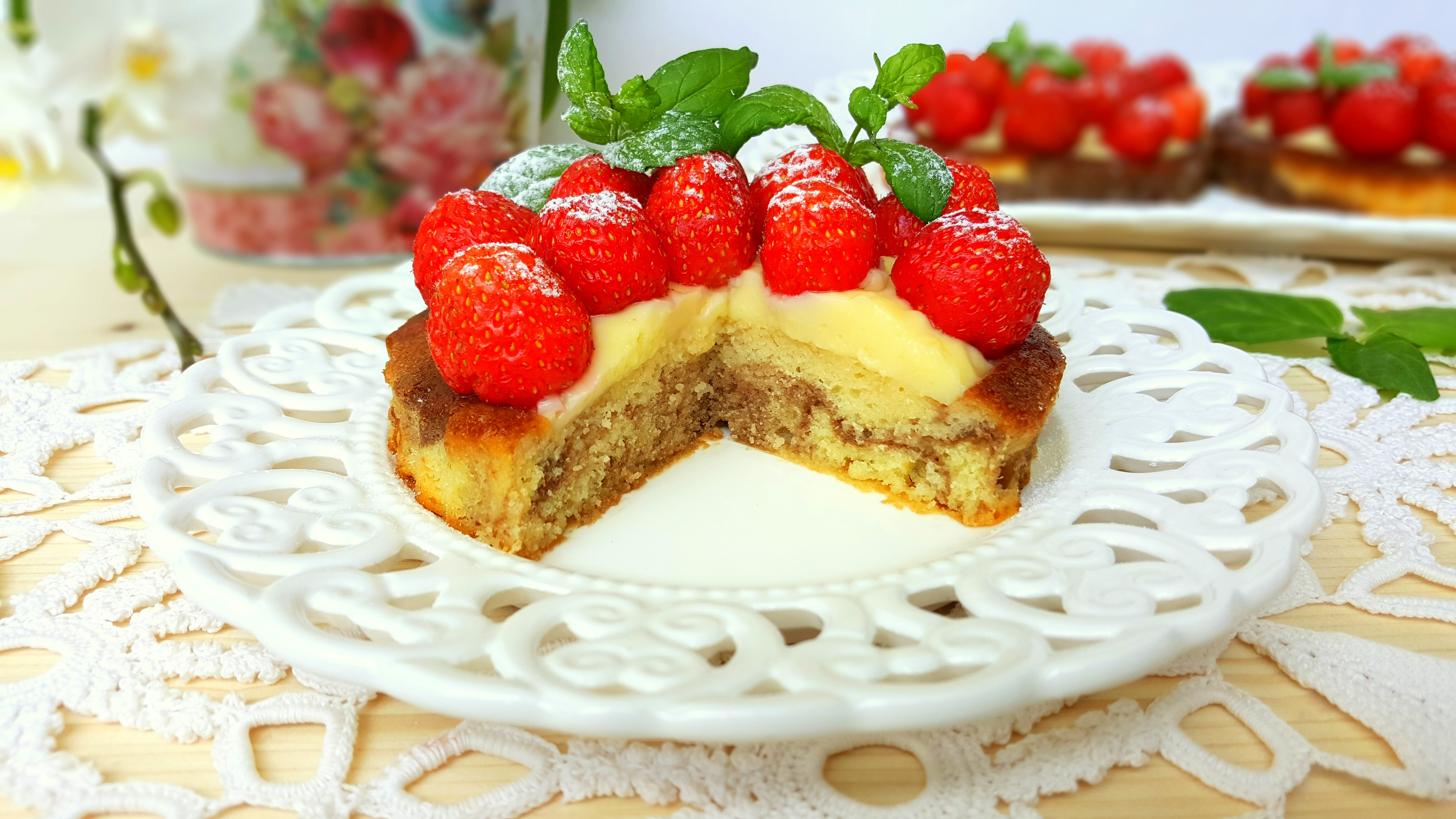 Desert mini-tarte bicolore cu crema de vanilie si capsuni