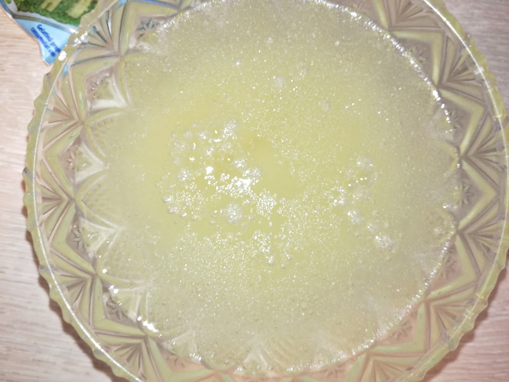 Desert prajituri cu mousse de ciocolata si piersici