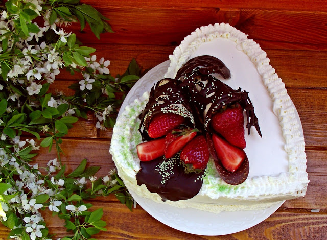 Desert tort cu crema de lamaie, capsuni si jeleu din vin sau 7 ani de bucatareala ori hlizeala pe Bucataras.ro