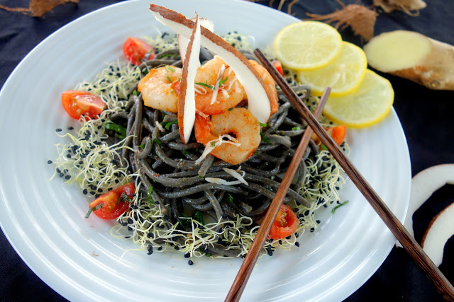 Spaghete negre cu creveti in sos de cocos