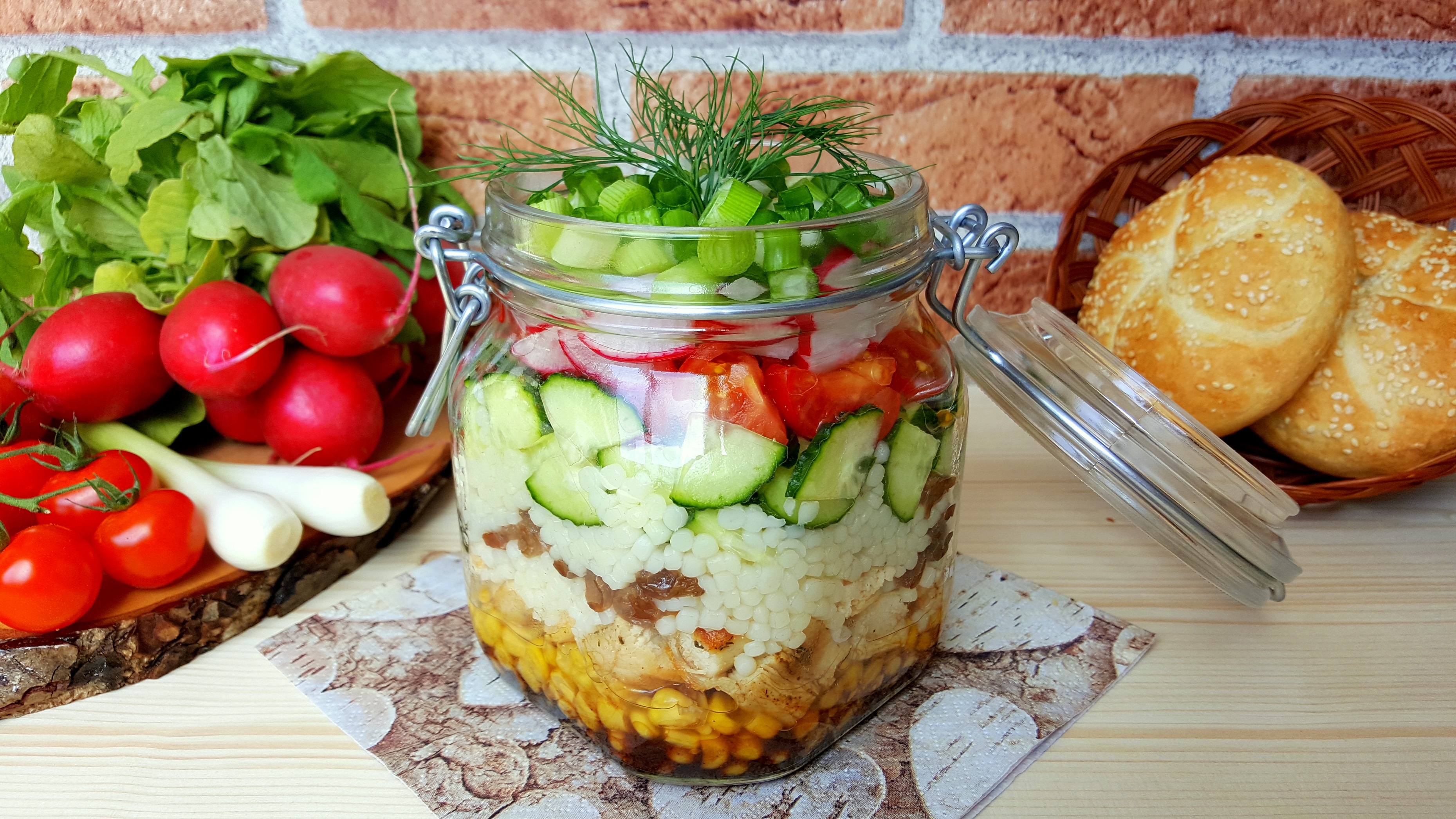 Salata la borcan cu legume, cus-cus si mini-fileuri din piept de pui