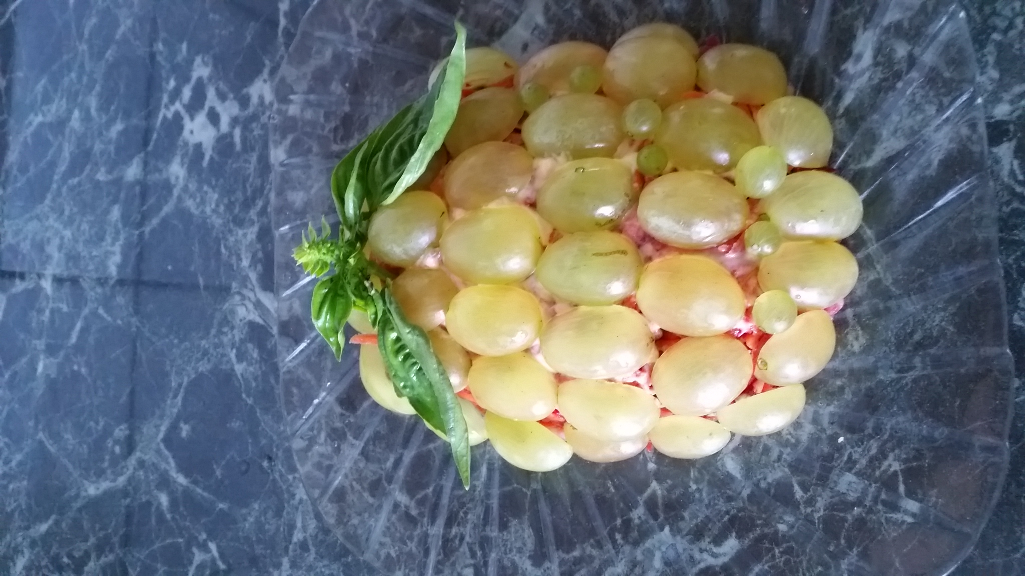 Salata de cruditati cu maioneza si struguri