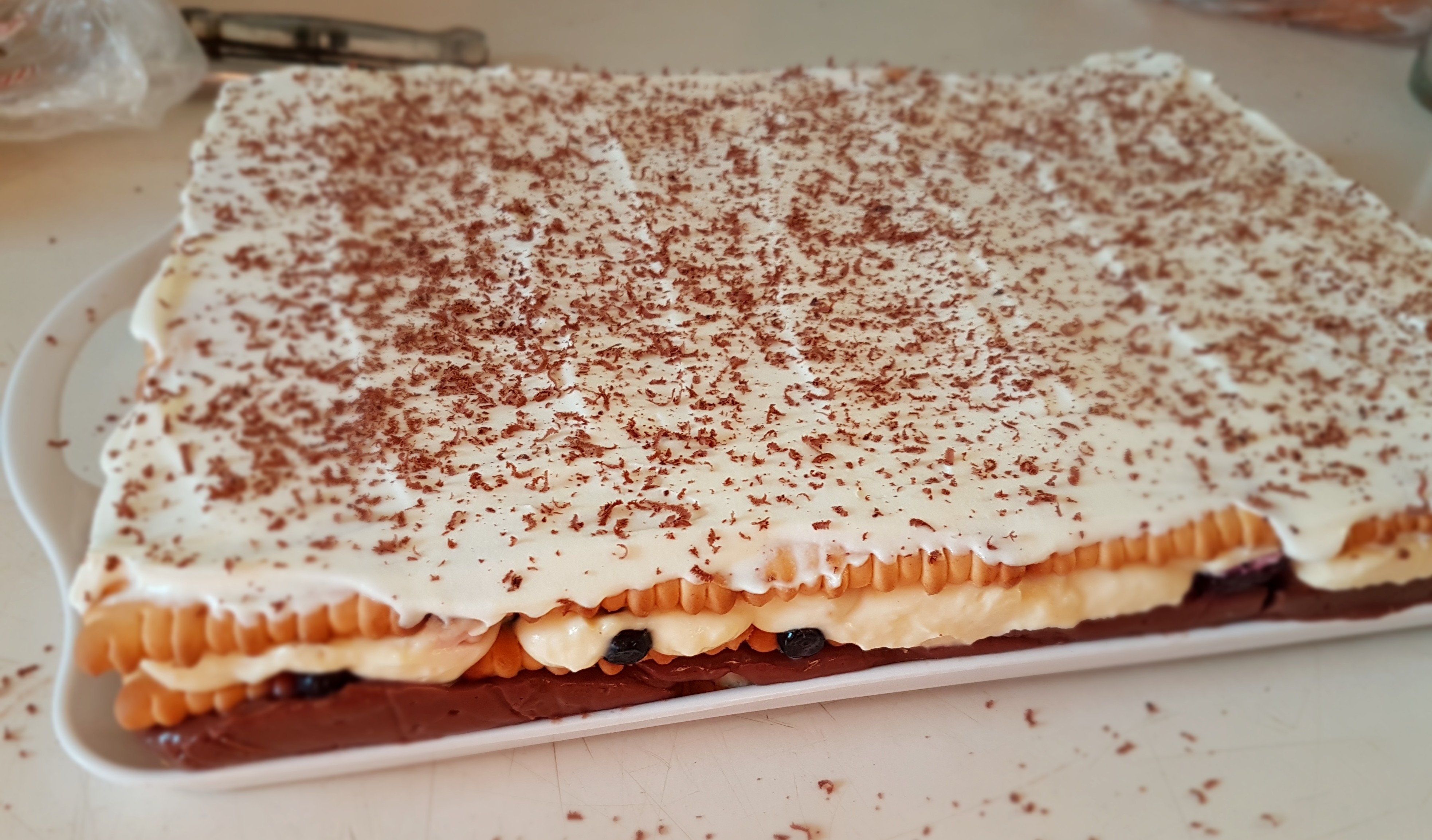 Desert cu biscuiti, doua creme si fructe asortate