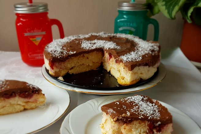 Desert tort cu blat de piscoturi si crema de gris cu nuca de cocos