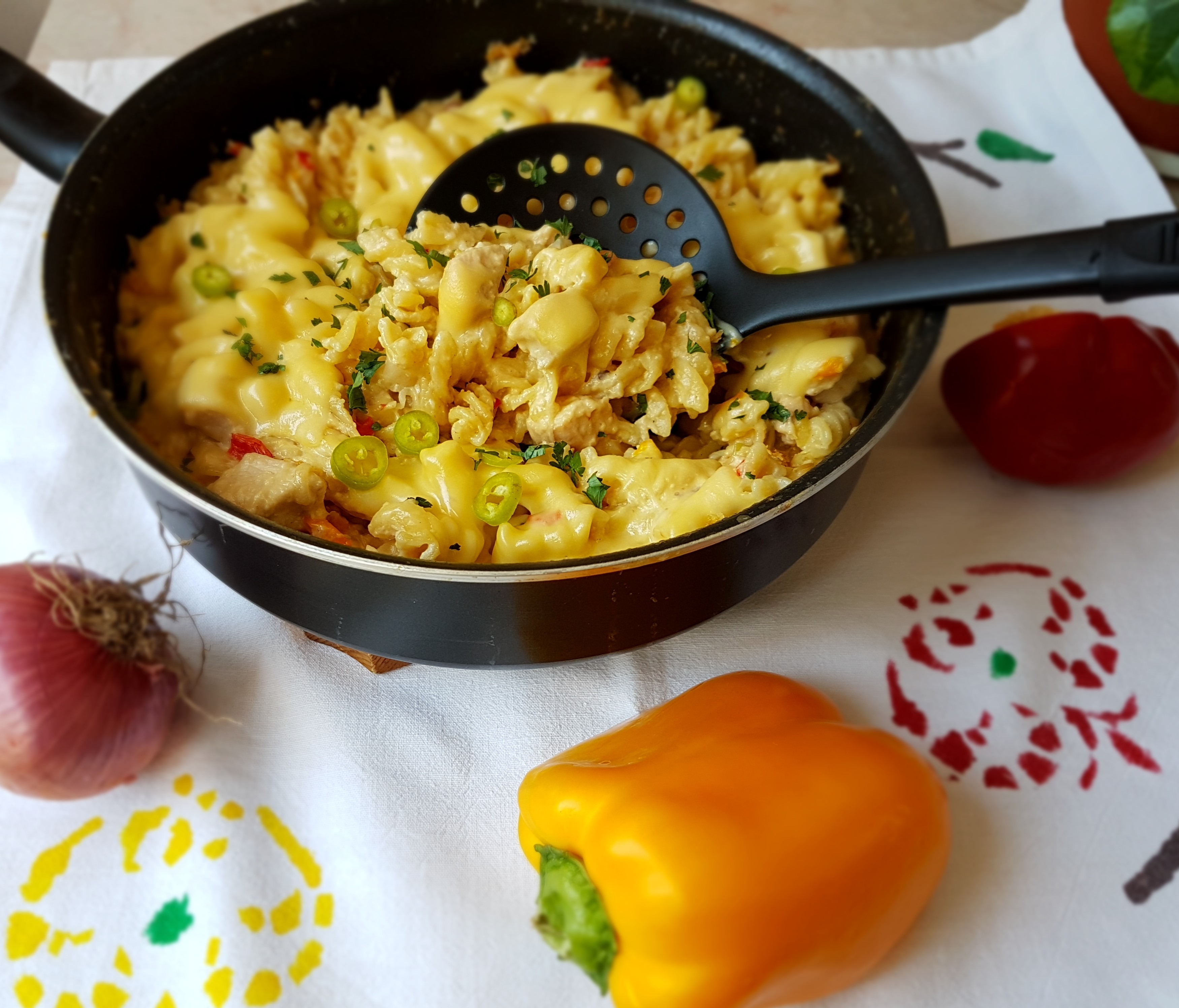 Fusilli cu pui, legume si branza de burduf, in lapte