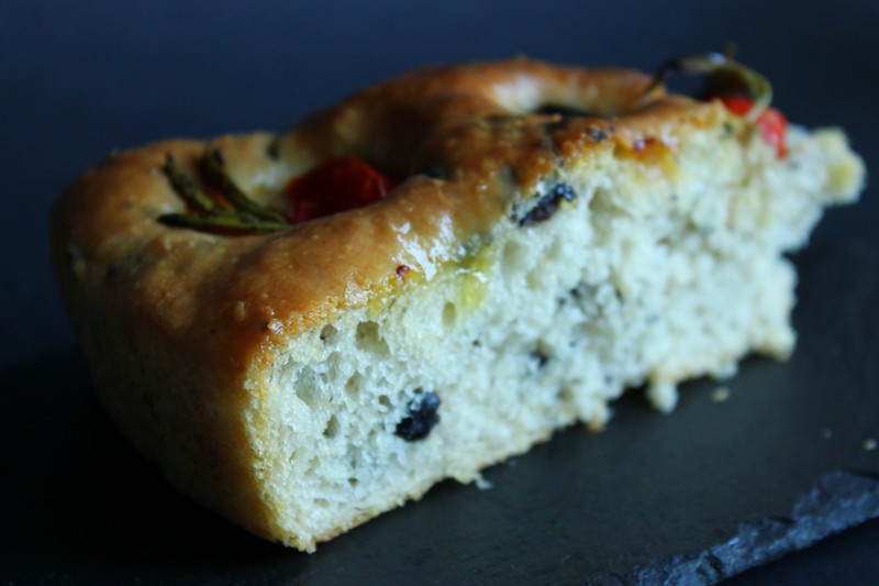 Focaccia de masline si rosii cu aroma de rozmarin