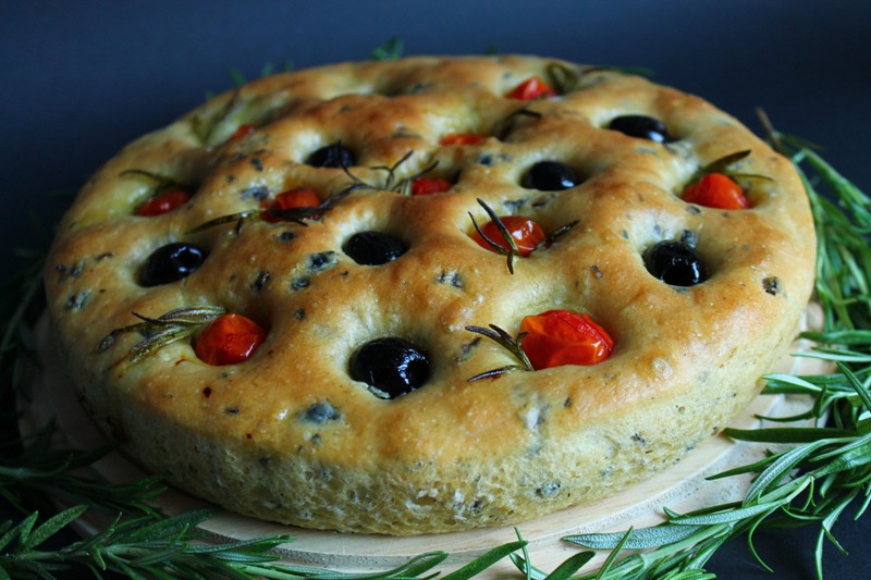 Focaccia de masline si rosii cu aroma de rozmarin