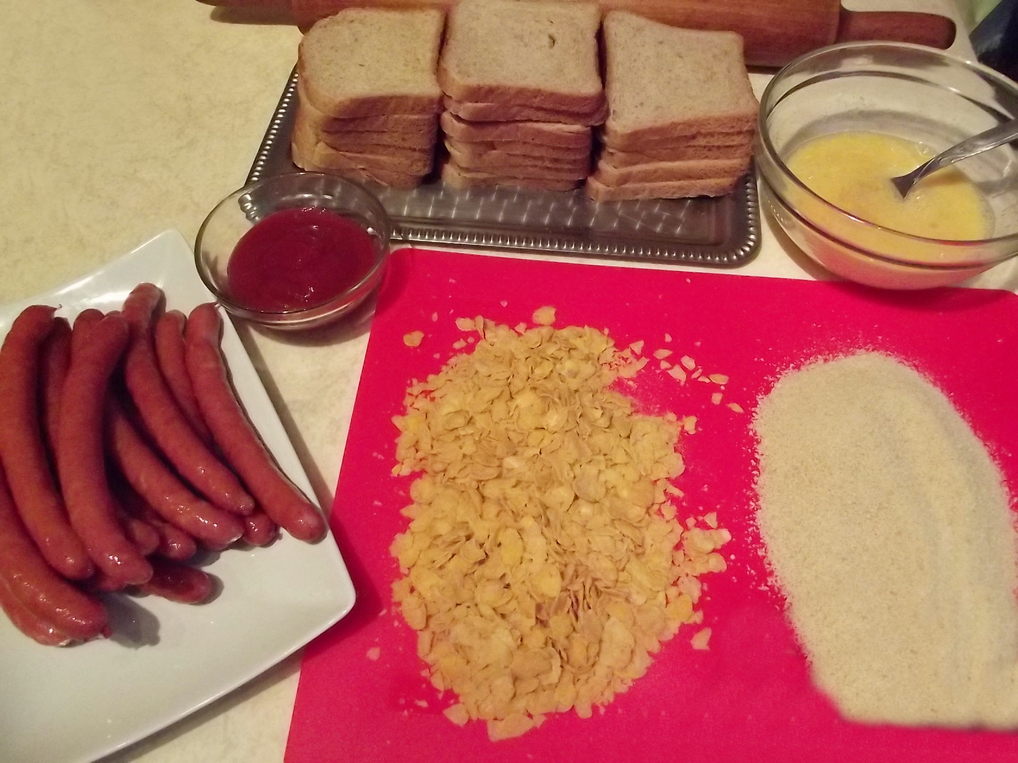 Aperitiv friganele cu felii de paine toast si cabanos