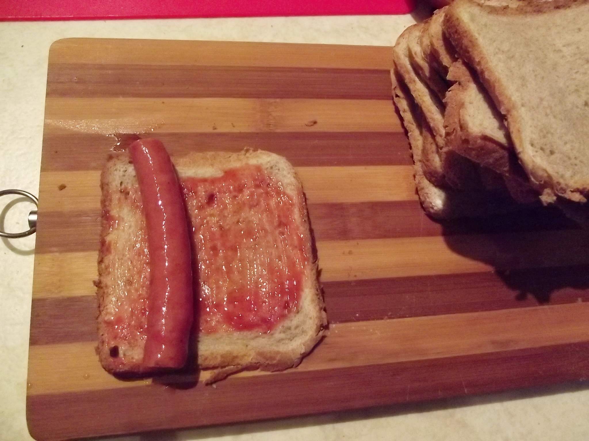 Aperitiv friganele cu felii de paine toast si cabanos