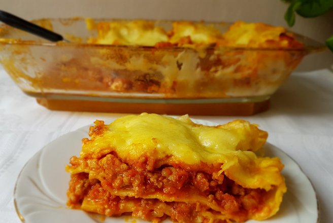 Reteta de lasagna cu carne de porc si sos Bechamel